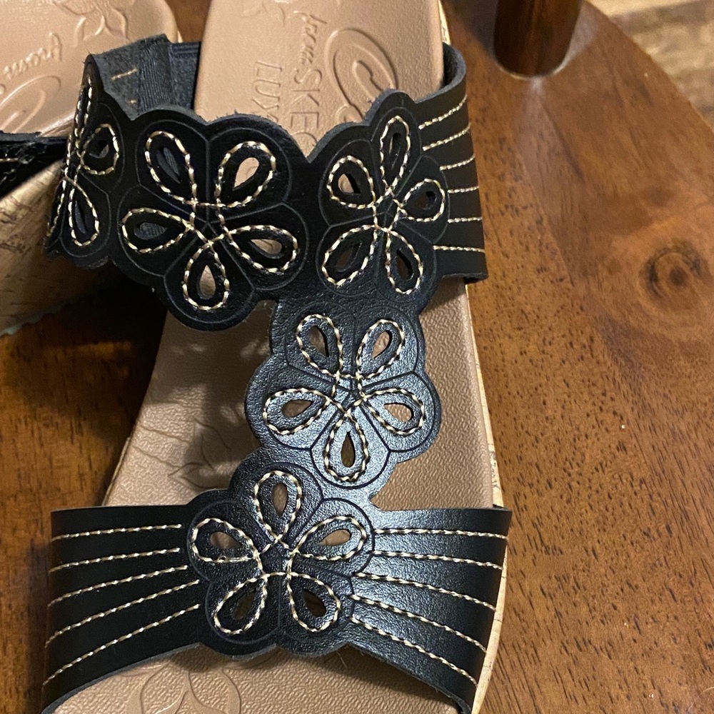 Skechers Women's Black Floral Sandals - Picture 3 of 7